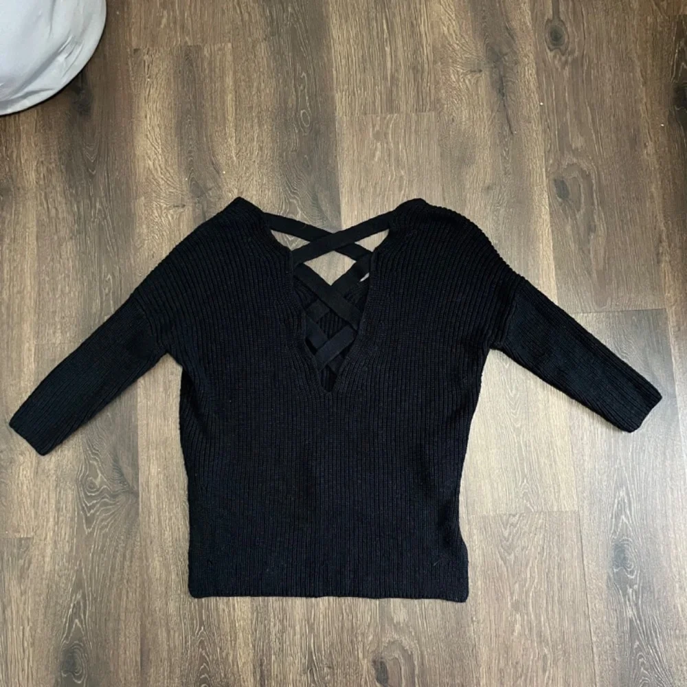 EXPRESS  Black V Neck Sweater/Size Small